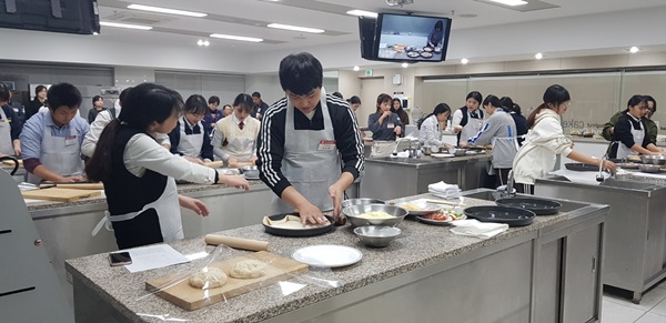 대구과학대학교 식품영양조리학부 실습실에서 7일 실시된 ‘2018 꿈 창작 캠퍼스 2기 성과발표회’에서 제과제빵 과정 일반고 학생들이 피자 만들이 공개 수업을 하고 있다.(사진제공=대구과학대)