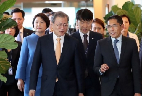 문 대통령, 싱가포르 도착···14일 푸틴과 네 번째 정상회담