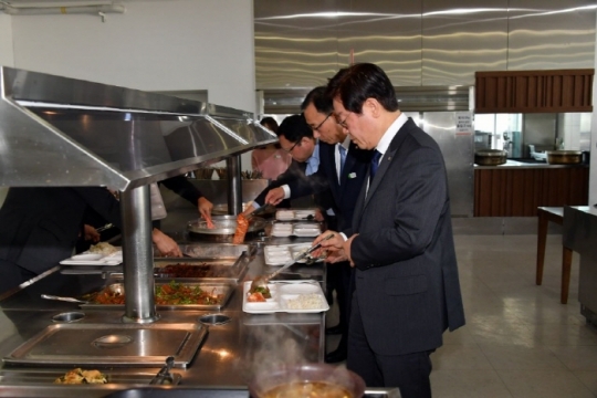 성남시장 재임시절 시청 구내식당을 이용하고 있는 이재명 도지사.