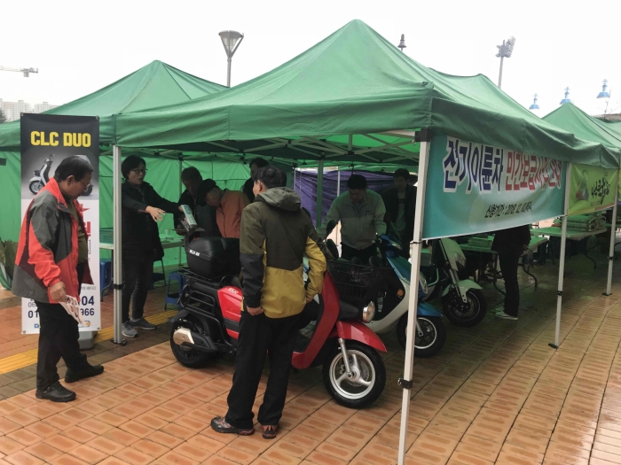 제23회 농업인의 날 행사장의 전기이륜차 부스