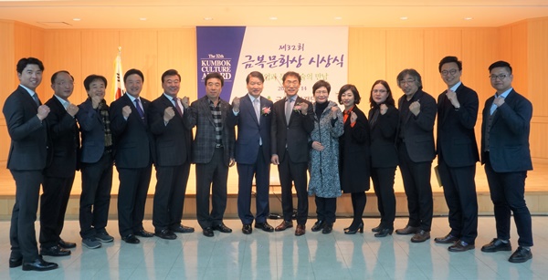 대구FC엔젤클럽 회원들이 다이아몬드 엔젤이기도 한 김동구 금복문화재단이사장과 기념 촬영을 하며, 수상을 자축했다.(사진제공=대구FC엔젤클럽)