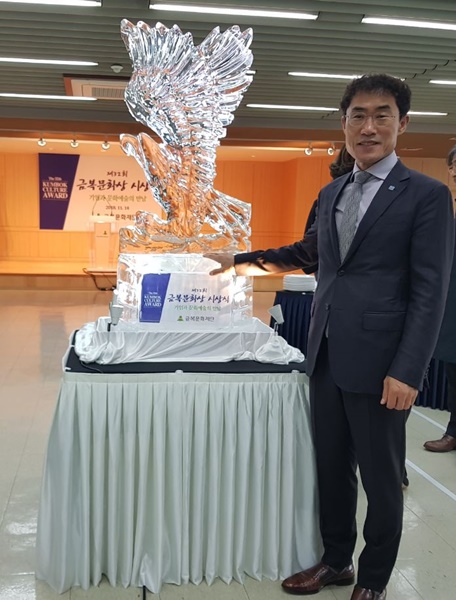 제32회 금복문화상 특별상을 수상한 대구FC엔젤클럽 이호경 회장(사진제공=대구FC엔젤클럽)