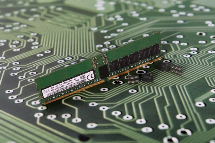 SK하이닉스가 개발한 2세대 10나노급(1y) DDR5 D램. 사진=SK하이닉스 제공