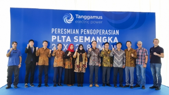 인도네시아 땅가무스 수력발전소 준공식에 참석한 한국중부발전 박형구 사장(오른쪽 여섯 번째)이 참석자들과 기념촬영을 하고 있다.