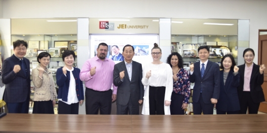 14일 인천재능대 이기우 총장(왼쪽 다섯 번째)이 영국 킹스웨이칼리지(WKC) 및 시티앤이즐링턴칼리지(CIC) 현지교수의 방문교육을 마치고 기념촬영을 하고 있다.