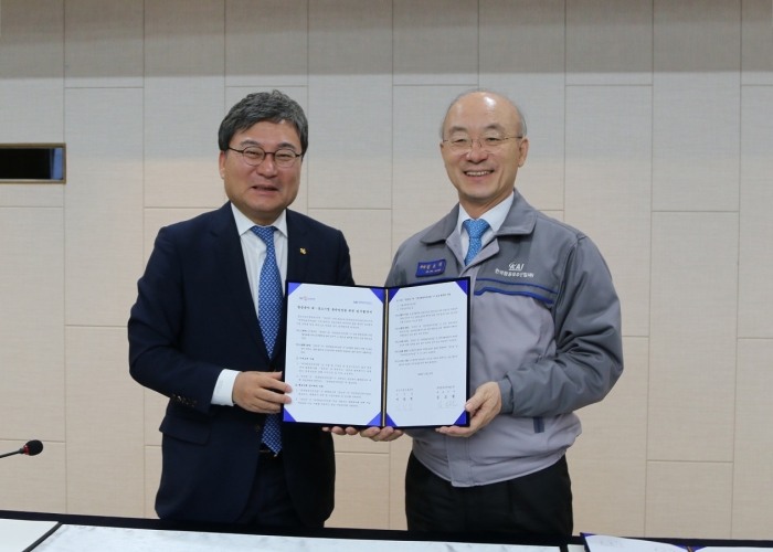 KAI 김조원 사장(우측)과 중소기업진흥공단 이상직 이사장(좌측)이 업무협약을 체결했다. 사진=한국항공우주산업 제공