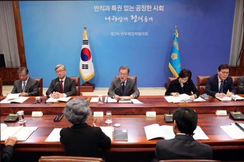 문 대통령 “반부패 위한 개혁 두려워 말아야”