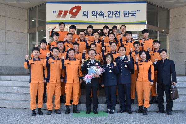 20일 오후 정선소방서를 방문한 김충식 강원소방본부장과 정선소방서 직원들의 모습.