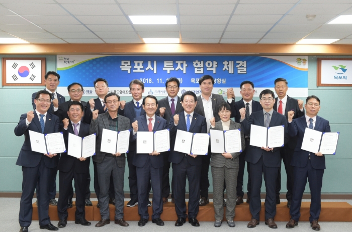 목포시와 전라남도가 22일 5개 기업과 대양산단 투자협약을 체결하고 있다.