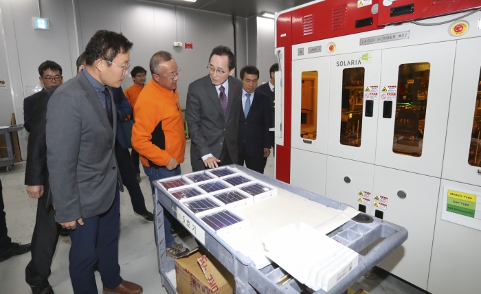 송하진 전북지사, 태양광모듈 생산기업 현장 방문 기사의 사진