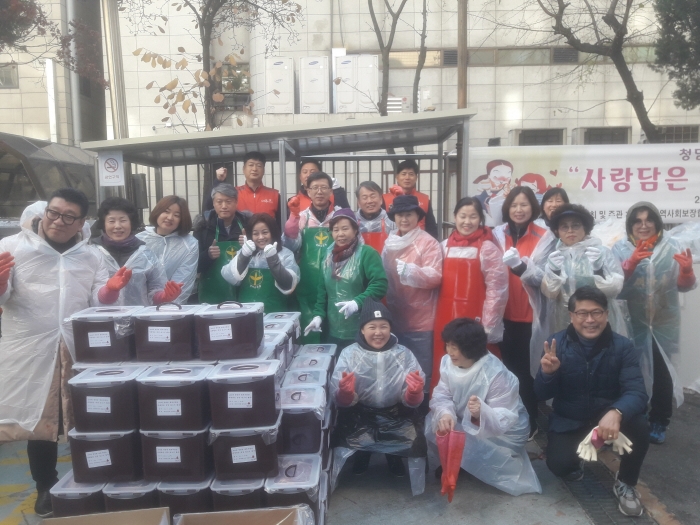 한국마사회 청담지사, 청담동주민센터, 청담동새마을부녀회원들이 사랑의 김장나누기 봉사활동을 펼치고 있다.