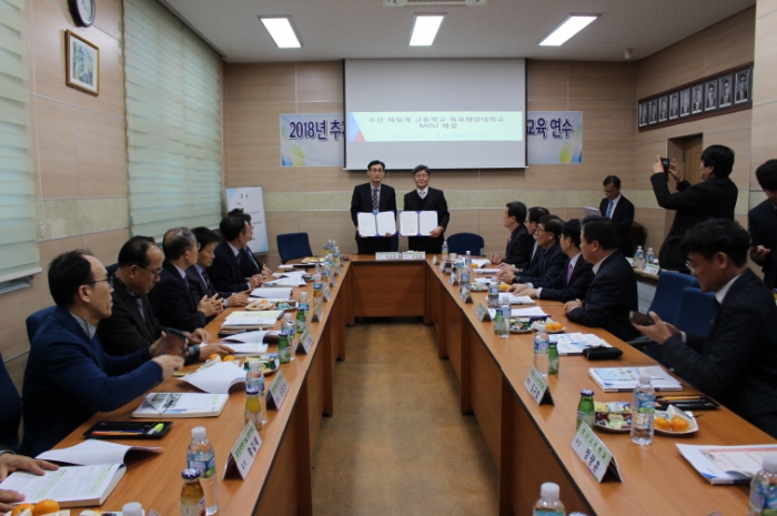목포해양대가 22일 한국 수‧해양계 고등학교와 교육 협약을 체결하고 있다.