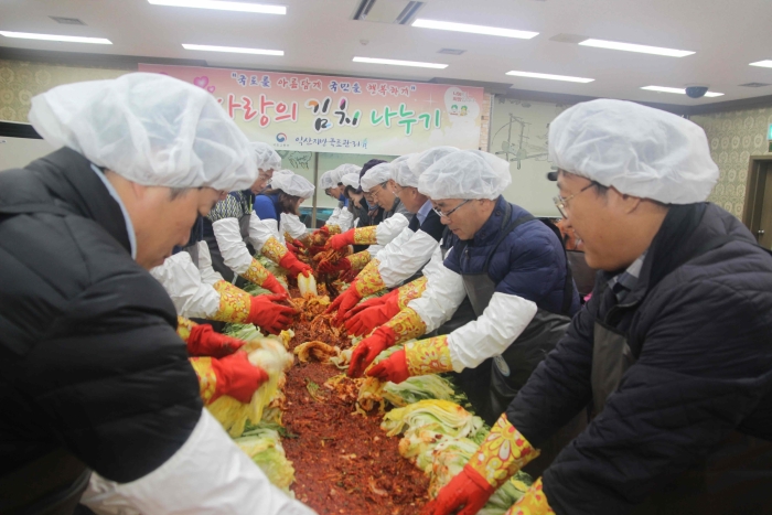 익산국토청, 한부모·중증장애인 가정 등 5곳에 김장김치 전달 기사의 사진