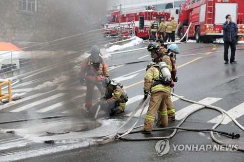 24일 서대문구 충정로의 KT 아현빌딩에서 앞에서 소방대원들이 화재진압 작업을 벌이고 있다. 사진=연합뉴스