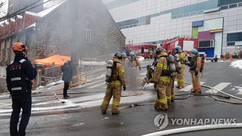 24일 오전 서울 서대문구 KT 아현빌딩 지하 통신구에서 불이 나 소방관들이 화재진화 작업을 벌이고 있다. 사진=연합뉴스