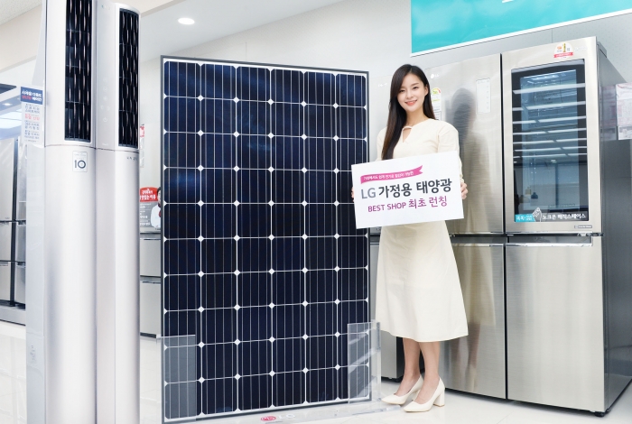 LG전자가 LG베스트샵에서 가정용 태양광 발전시스템을 할인판매하며 친환경 신재생 에너지 확대에 적극 나선다. 모델이 LG 가정용 태양광 패널을 소개하고 있다. 사진=LG전자 제공