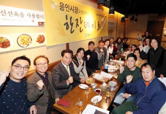 백군기 용인시장(왼쪽에서 세 번째)이 수지구 주민들과 진솔한 대화를 하는 한 잔 데이트 행사를 진행하고 있다.