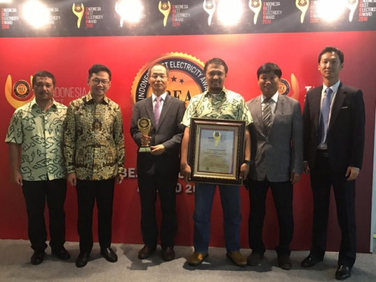 찌레본 법인(PT.CPS) 최영일 사장(왼쪽 세 번째)과 임직원들이 인도네시아 에너지광물자원부 2018년도 전기대상에서 기념촬영을 하고 있다.