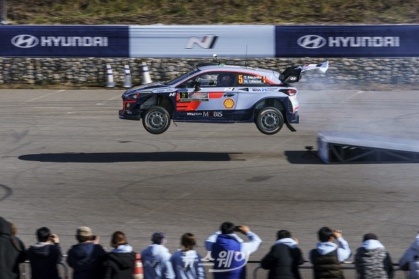 WRC 준우승을 이끈 티에리 누빌 드라이버가 ‘현대 N 페스티벌(현대 모터스포트 프리미어)’ 고객 택시타임을 진행하고 있다. 사진=MJ 카그래피 제공