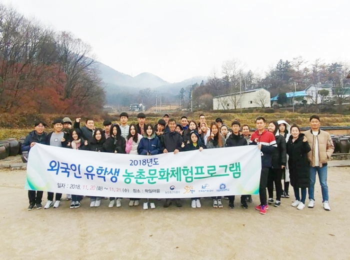목포대학교 외국인 유학생들이 20일 진행된‘2018년 하반기 농촌문화체험’에 참가해 기념촬영하고 있다.