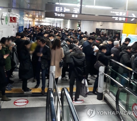 ‘강남역 방향’ 신분당선 출입문 고장에 출근길 대혼란···현재 정상화