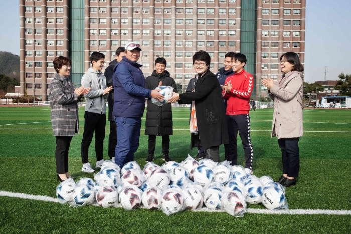 광주대 축구부, 유소년 위한 축구공 기증 기사의 사진