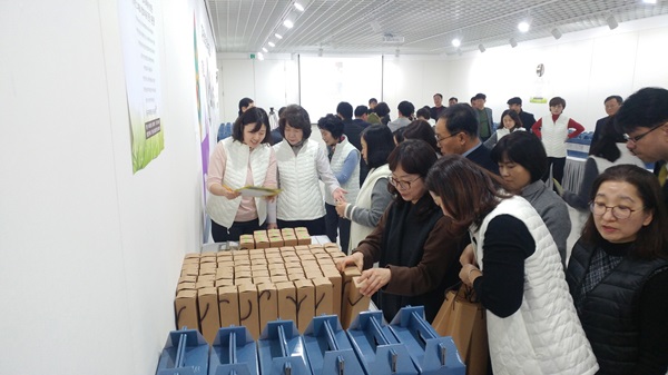 대구과학대학교 영송갤러리에서 28일 개최된 ‘2018 비채나눔터 자선바자회’에서 교직원들이 바자회 물품을 구입하고 있다.(사진제공=대구과학대)