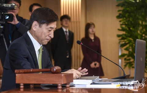 한은, 올 경제성장률 2.7% 유지할까···기준금리는 동결 유력