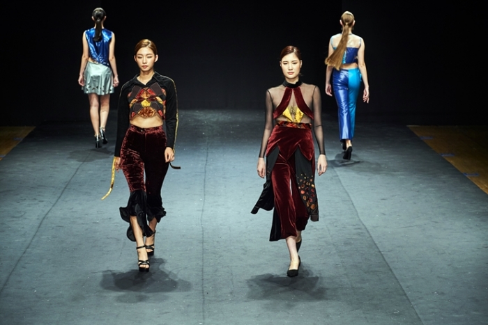 목포대가 전국대학생 패션쇼에서‘Wonder Land’를 주제로 기성복과 패션아트를 출품하고 있다.