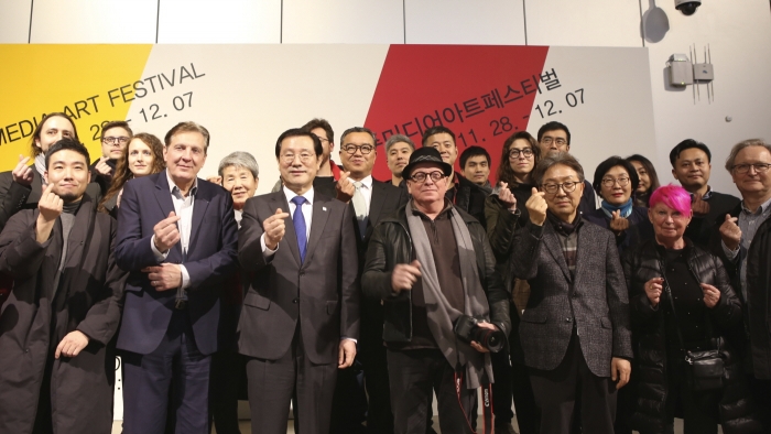 2018미디어아트페스티벌 개막에 참석한 이용섭 광주시장과 참석자들이 기념촬영을 하고 있다.