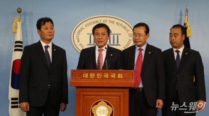 전라남도의회 이용재(왼쪽2번째) 의장이 3일 국회를 방문해 기자회견을 열고 “경전선 전철화 사업의 즉각적인 예산 반영”을 촉구했다. (사진=전남도의회)