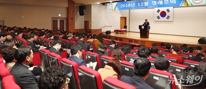 이동진 군수가 3일 정례조회에서 인사말을 하고 있다. (사진=진도군)