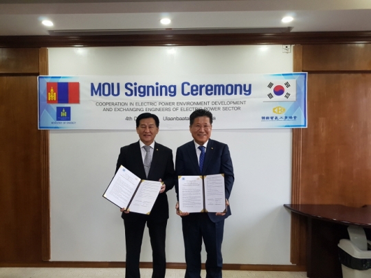 4일 한국전기공사협회 류재선 회장(오른쪽)이 몽골 에너지부 장관과 업무협약을 체결하고 기념촬영을 하고 있다.