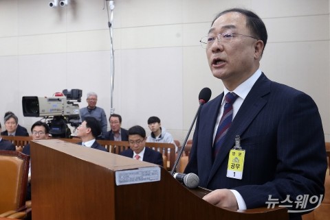 홍남기 “경기 침체 아니지만 둔화 국면⋯대책 만들 것”