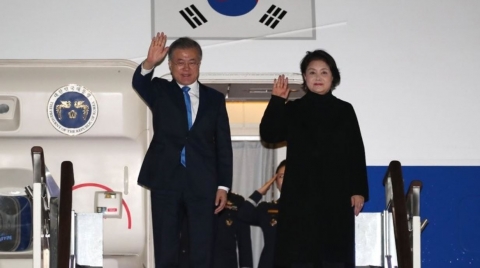 문 대통령, 서울공항 귀국···한반도 평화정착 거듭 강조