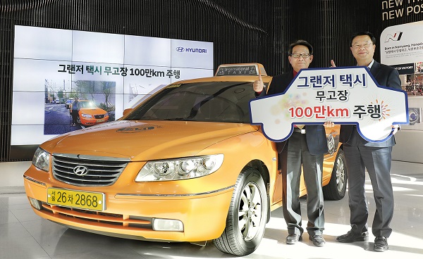 1998년부터 택시 운행을 시작한 김은수 고객은 10년 전인 2008년 그랜저(TG) 택시를 구매했으며 10년간 운행일 하루 평균 400km씩 주행한 결과 지난 11월 16일 주행 거리 100만km를 달성했다. 사진=현대자동차 제공