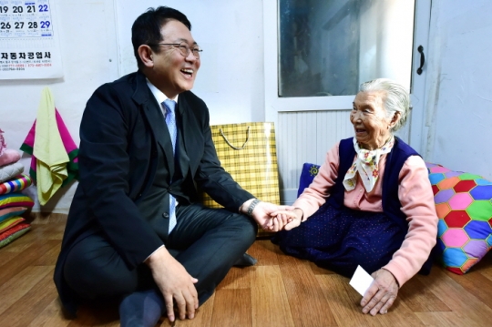 박남춘 인천시장이 5일 만석동 희망키움터 인근에서 동절기 취약계층 주민을 만나 대화를 나누며 활짝 웃고 있다.