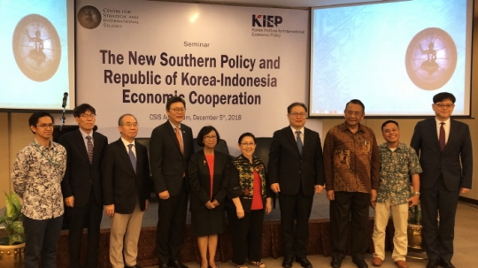 이재영 KIEP 원장(오른쪽에서 네 번째)이 `신남방정책 및 한국·인도네시아 경제협력`을 주제로 국제세미나를 개최하고 기념촬영을 하고 있다.