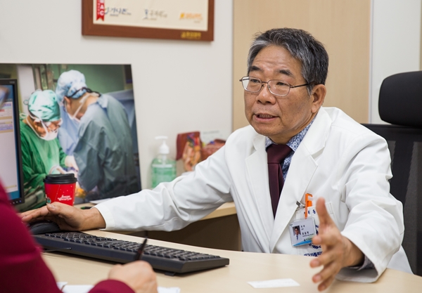 대구가톨릭대학교 외과 최동락교수가 간이식수술에 대해 설명하고 있다. (사진제공=대구가톨릭대병원)