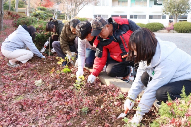 목포대 4-H 회원들이 11월 30일 노숙인재활시설 진성원을 방문해 재능기부 봉사활동을 펼치고 있다.