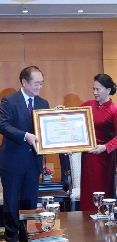 응우옌티낌응언 베트남 국회의장, 조선대 안경환 교수에 베트남 우호훈장 수여 기사의 사진