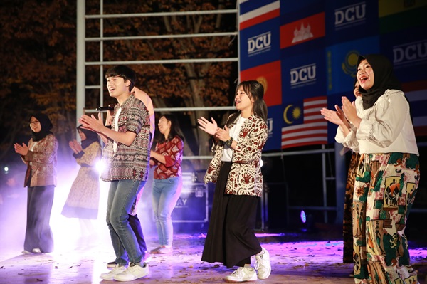 대구가톨릭대가 추진하고 있는 ‘행복UP, 복지UP 프로젝트’의 11월 행사인 ‘국제문화 페스티벌’에서 인도네시아 학생들이 무대에서 공연을 펼치고 있다.(사진제공=대구가톨릭대)