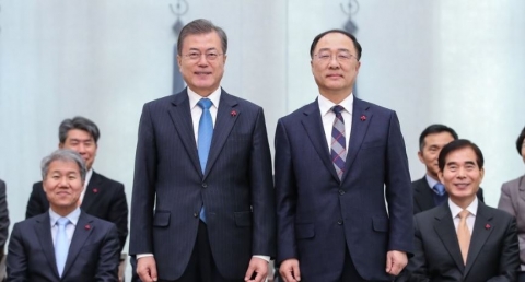 문 대통령, 홍남기 신임 경제부총리 임명장 수여···2기 경제팀 ‘팀워크’ 주문