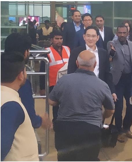 인도 릴라이언스 그룹 가문 결혼식 행사 참석차 8일 인도 라자스탄 주 우다이푸르 공항에 도착하는 이재용 삼성전자 부회장(가운데 흰 와이셔츠). 사진=연합뉴스 제공