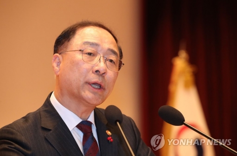 홍남기 “김수현 실장과 매주 회동···‘서별관회의’ 이름 안쓴다”
