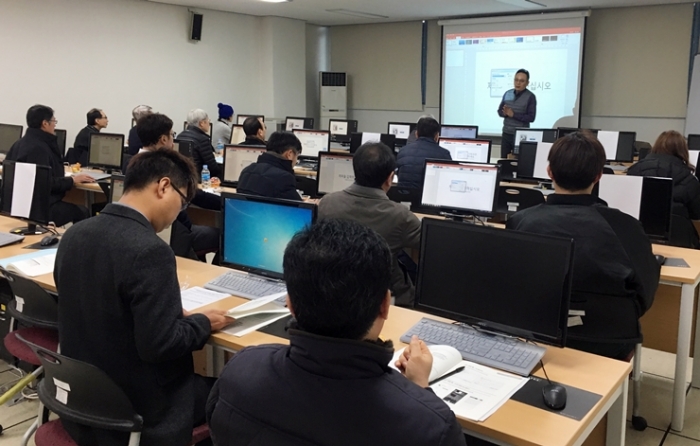목포대 교수학습지원센터가 11일 멀티미디어를 활용한 강의자료 제작 교수법 워크숍을 진행하고 있다.