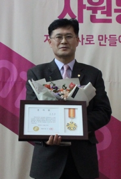 대구한의대 포항한방병원 김무욱 과장, 3년 연속 봉사왕 수상 기사의 사진