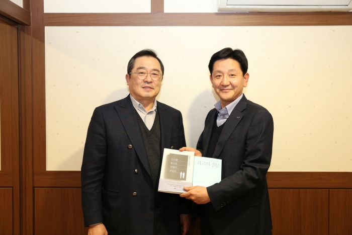 구자열 LS그룹 회장이 14일, LS용산타워에서 신규 임원이된 LS산전 박석원 이사에게 책을 선물하고 있다. 사진=LS그룹 제공