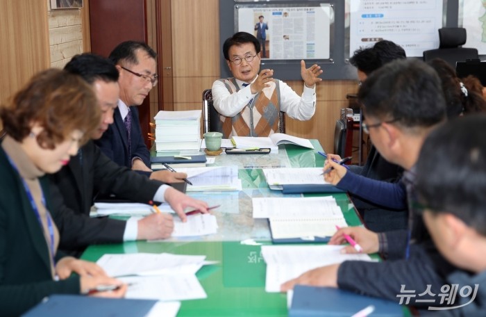 이승옥 군수가 지난 17일 군수실에서 열린 부서별 2019년 주요업무 보고회를 주재하고 있다. (사진=강진군)