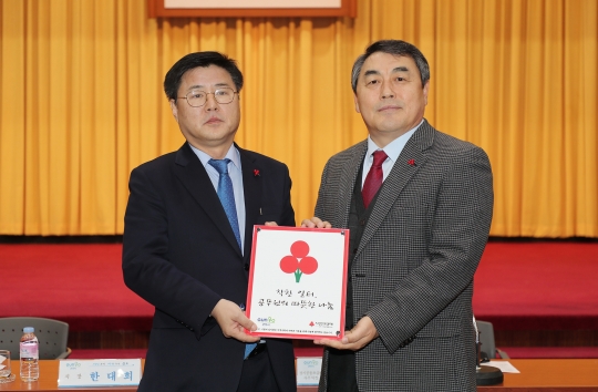 한대희 군포시장(왼쪽)이 `착한일터 캠페인`에 가입하고 기념촬영을 하고 있다. 사진=군포시